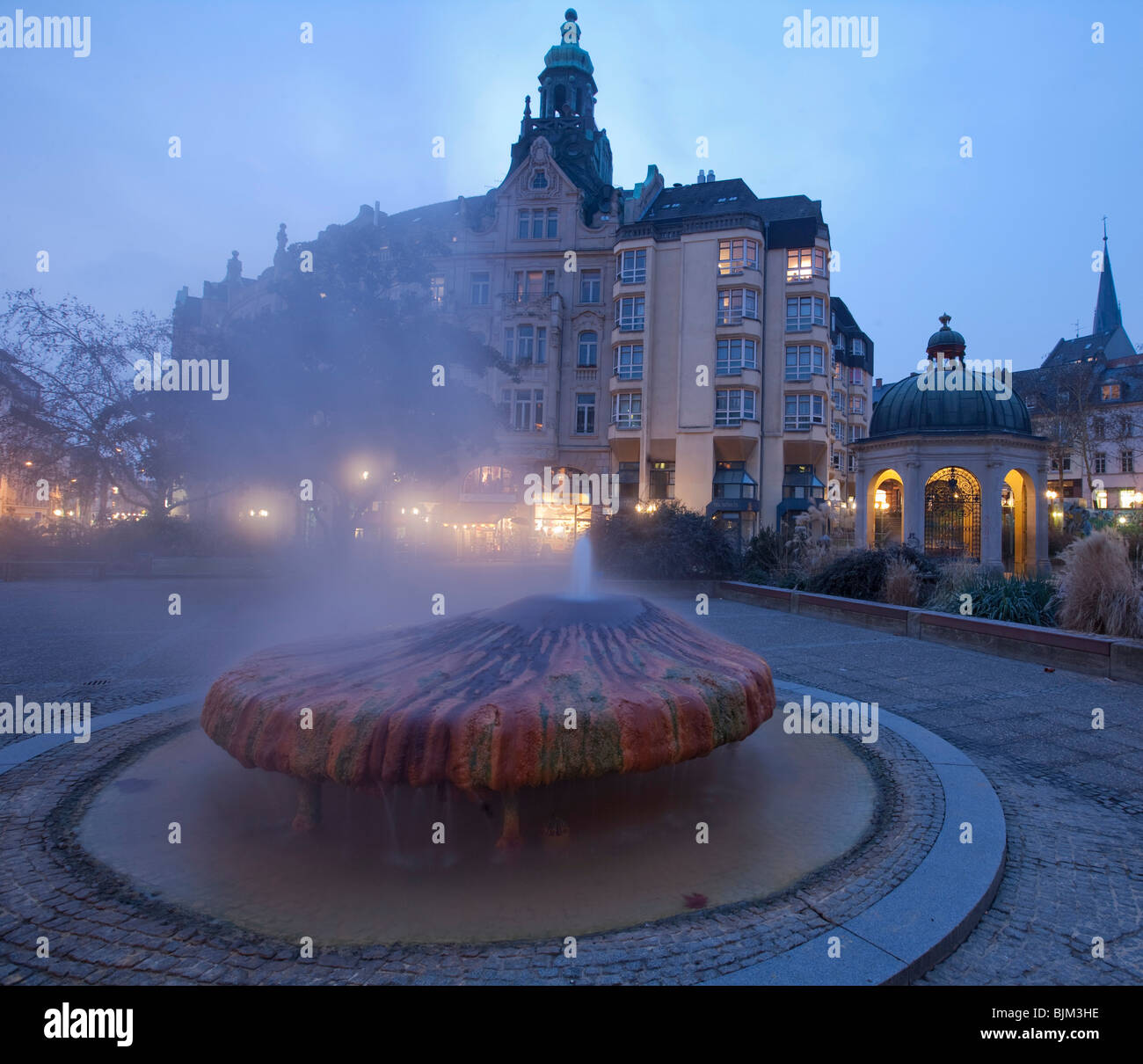 Kochbrunnenspringer, ressort à l'arrière la fontaine Kochbrunnen, chlorure de sodium Hot spring, Wiesbaden, Hesse, Germany, Europe Banque D'Images