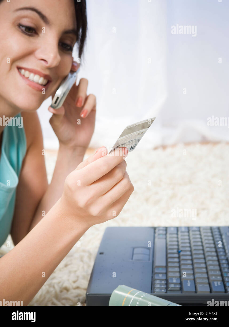 Woman sitting cross legged with laptop Banque D'Images