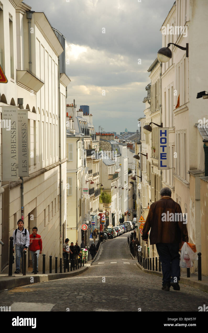 Vue vers le bas Rue Houdon, Montmartre Paris France Photo Stock - Alamy