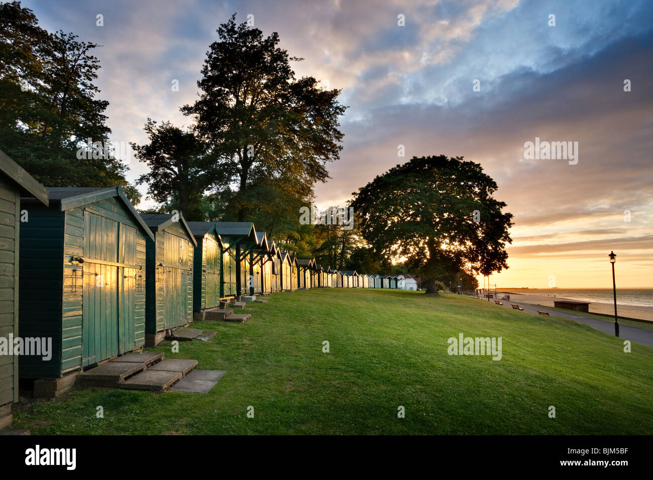 Lever de soleil au-dessus des cabines de plage à Appley. L'île de Wight, Angleterre, RU Banque D'Images