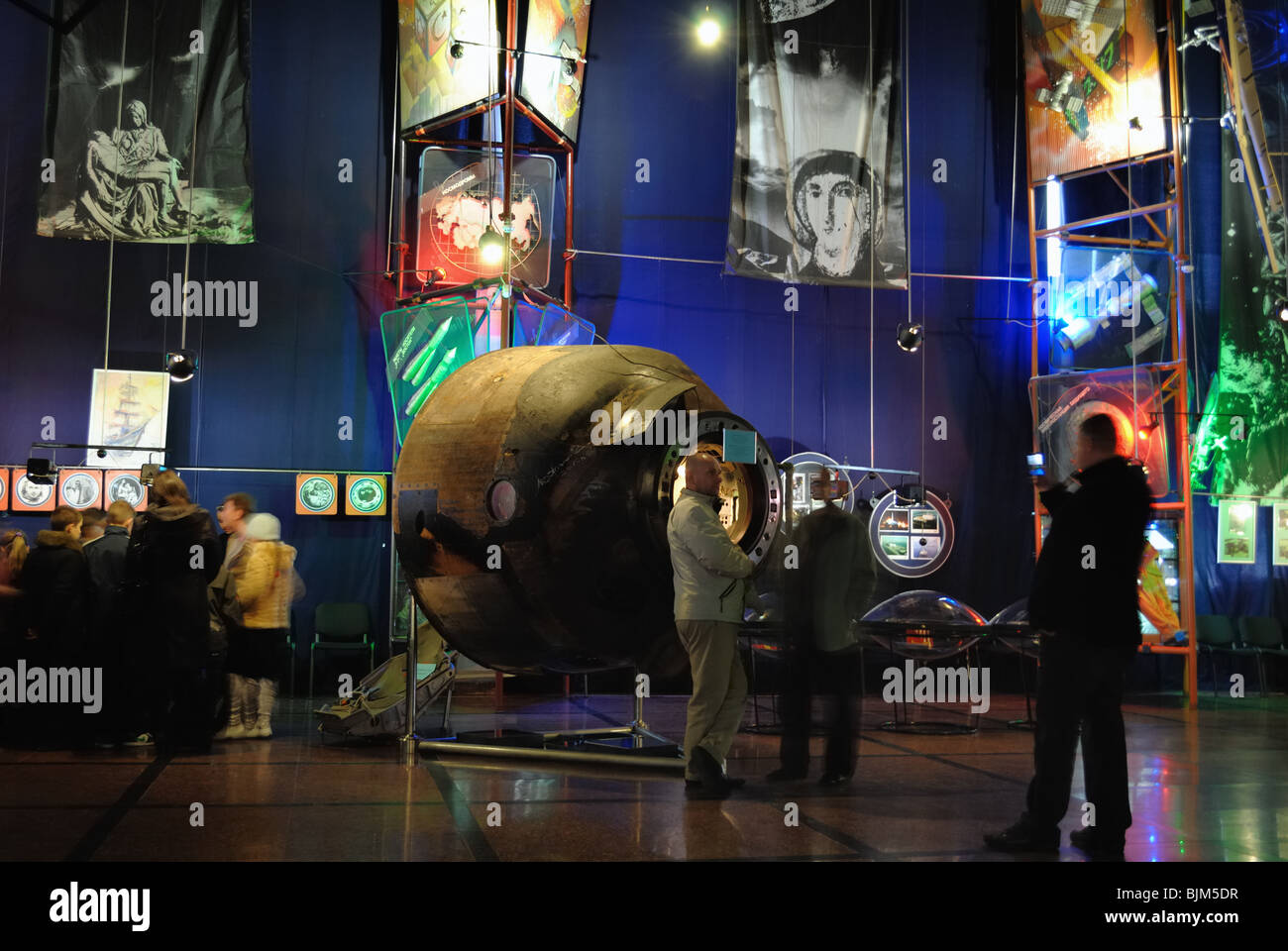 Les visiteurs de l'exposition "Cosmos". Le Musée d'Astronautique Sergiy Korolev à Jytomyr. Banque D'Images