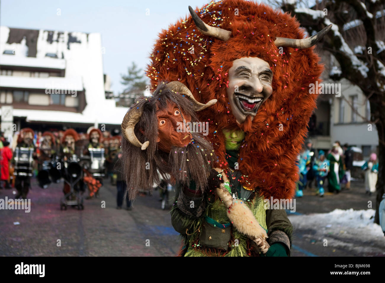 Groupe Aemmerrugger Guggenmusig habillé au thème de trolls drôles pendant le carnaval procession à Malters, Lucerne Banque D'Images