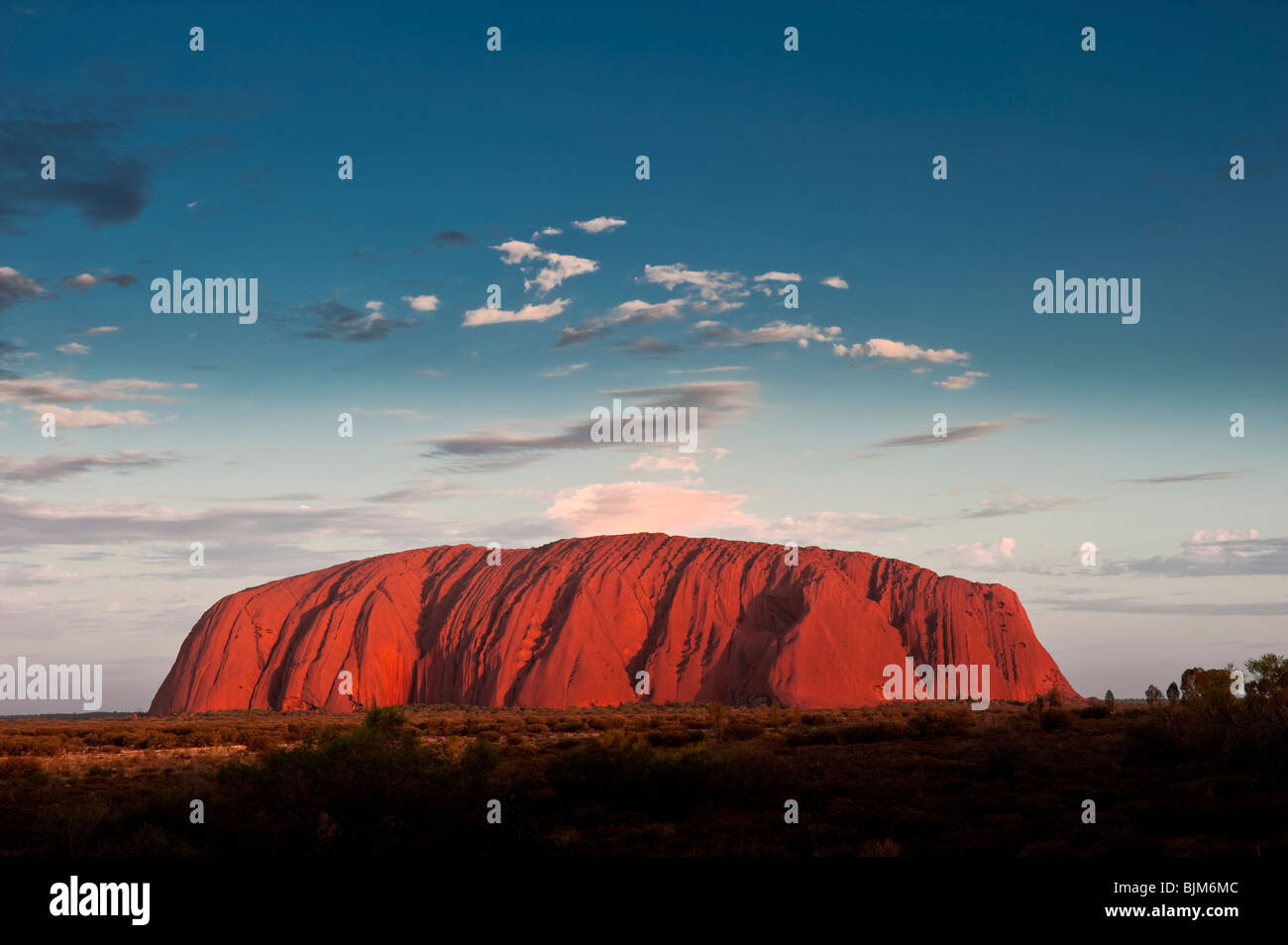 Uluru, aussi connu sous le nom de Ayers Rock, au coucher du soleil. Territoire du Nord, Australie Banque D'Images