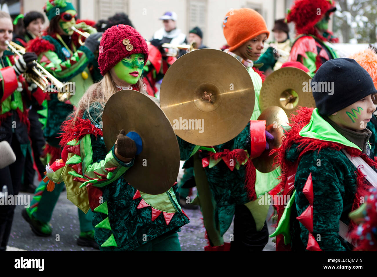 Groupe Noggirugger Guggenmusig habillée pour le thème des dragons pendant la procession carnaval à Malters, Lucerne, Suisse Banque D'Images
