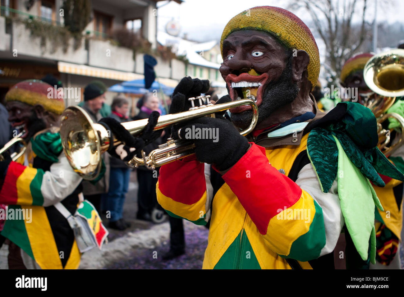 Groupe Moosschraenzer Guggenmusig habillé au thème de la Jamaïque pendant le carnaval procession à Malters, Lucerne, Suisse Banque D'Images