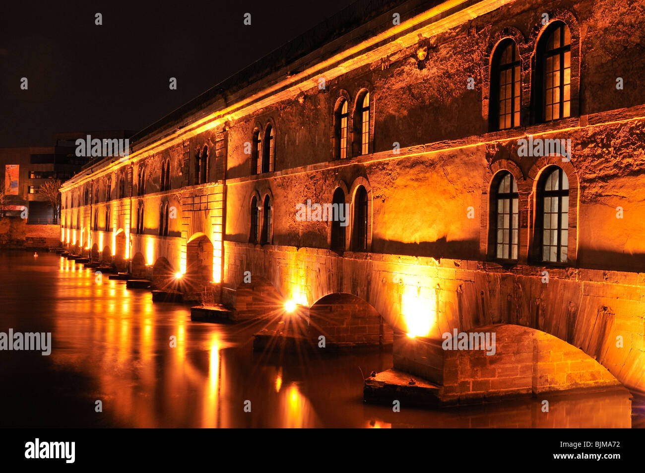 Barrage Vauban, Strasbourg la nuit se reflétant dans les eaux de l'Ill Banque D'Images