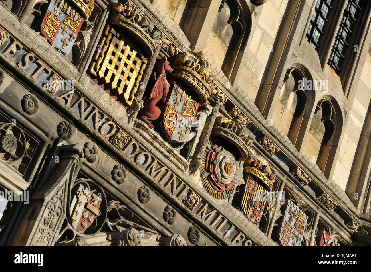 Les armoiries sur l'entrée principale à la base de la Cathédrale de Canterbury dans le Kent, Royaume-Uni. Banque D'Images