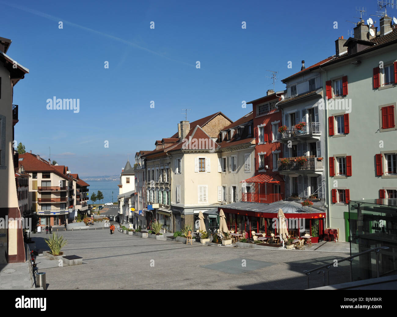 La ville au bord du lac d'Evian-les-Bains qui se trouve à côté du lac Léman en Haute Savoie, Rhone Alpes en France. Banque D'Images
