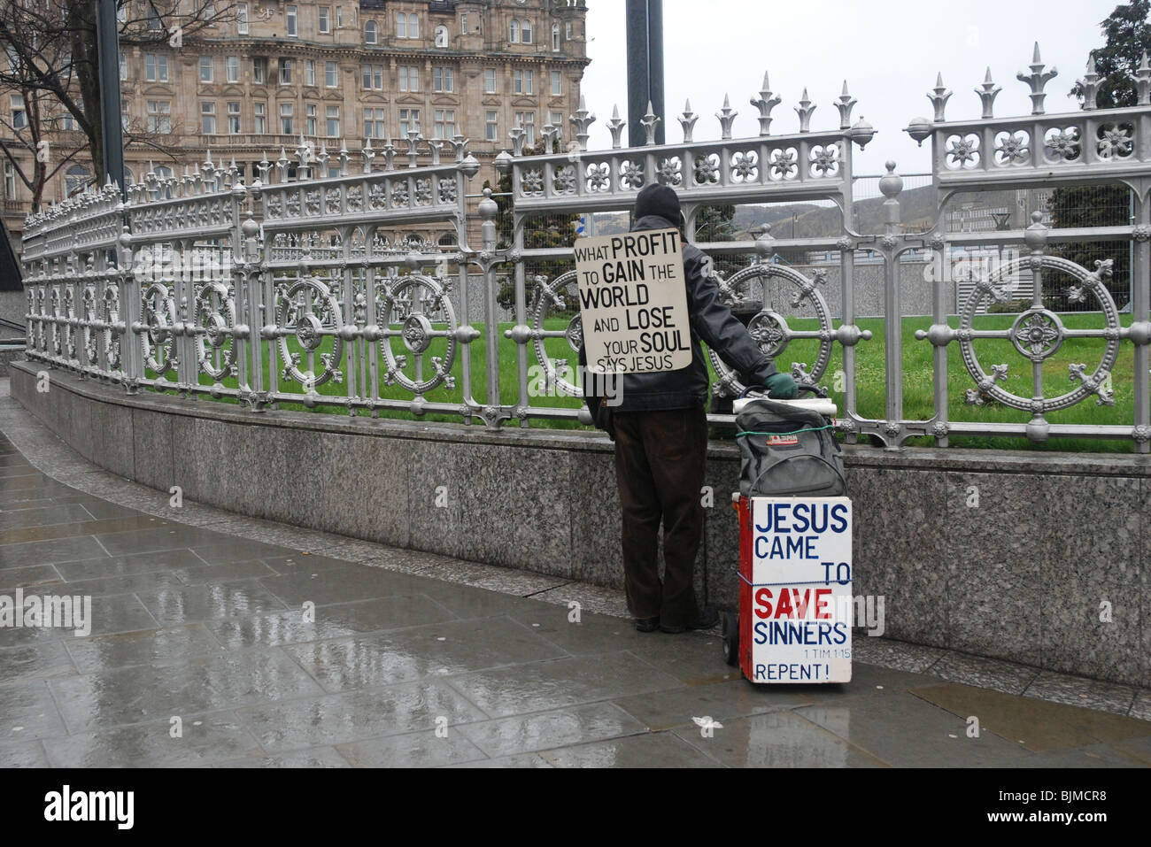 Prédicateur de rue en faisant une pause sur Princes Street Edinburgh Banque D'Images