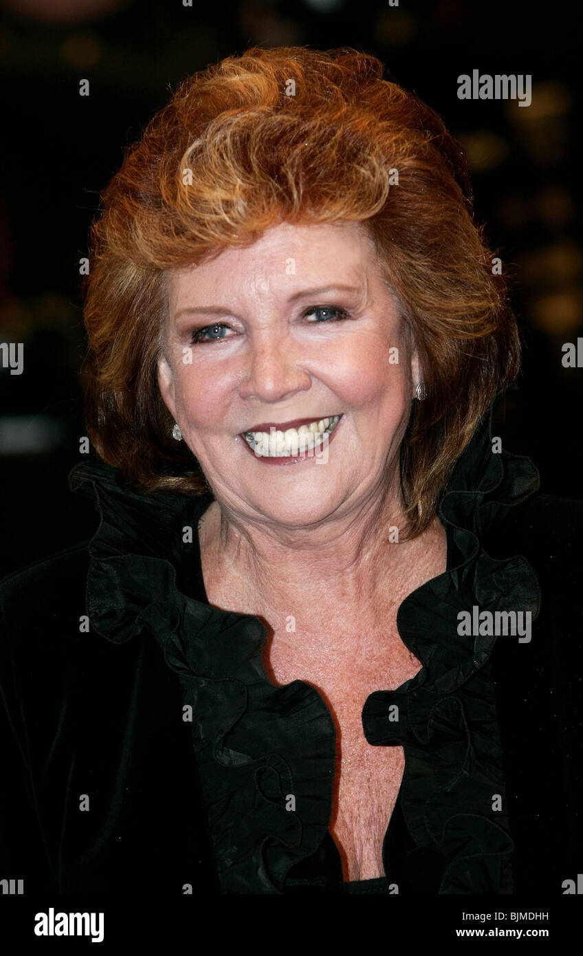 CILLA BLACK UK PREMIERE FILM SLEUTH DE L'ODEON WEST END Leicester Square Londres Angleterre 18 Novembre 2007 Banque D'Images