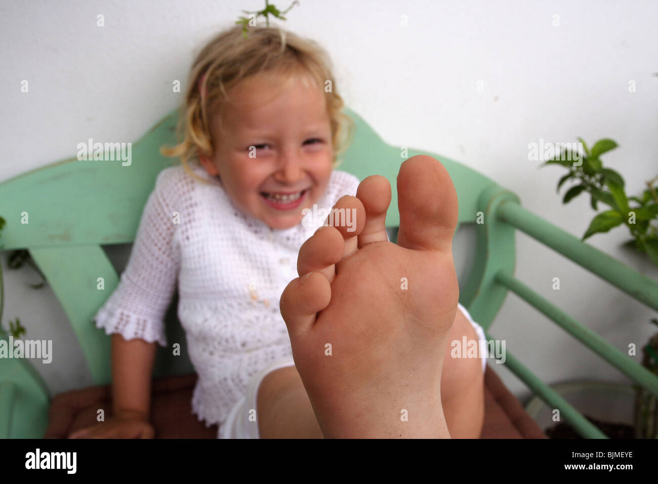 Petite fille en montrant son pied Photo Stock - Alamy