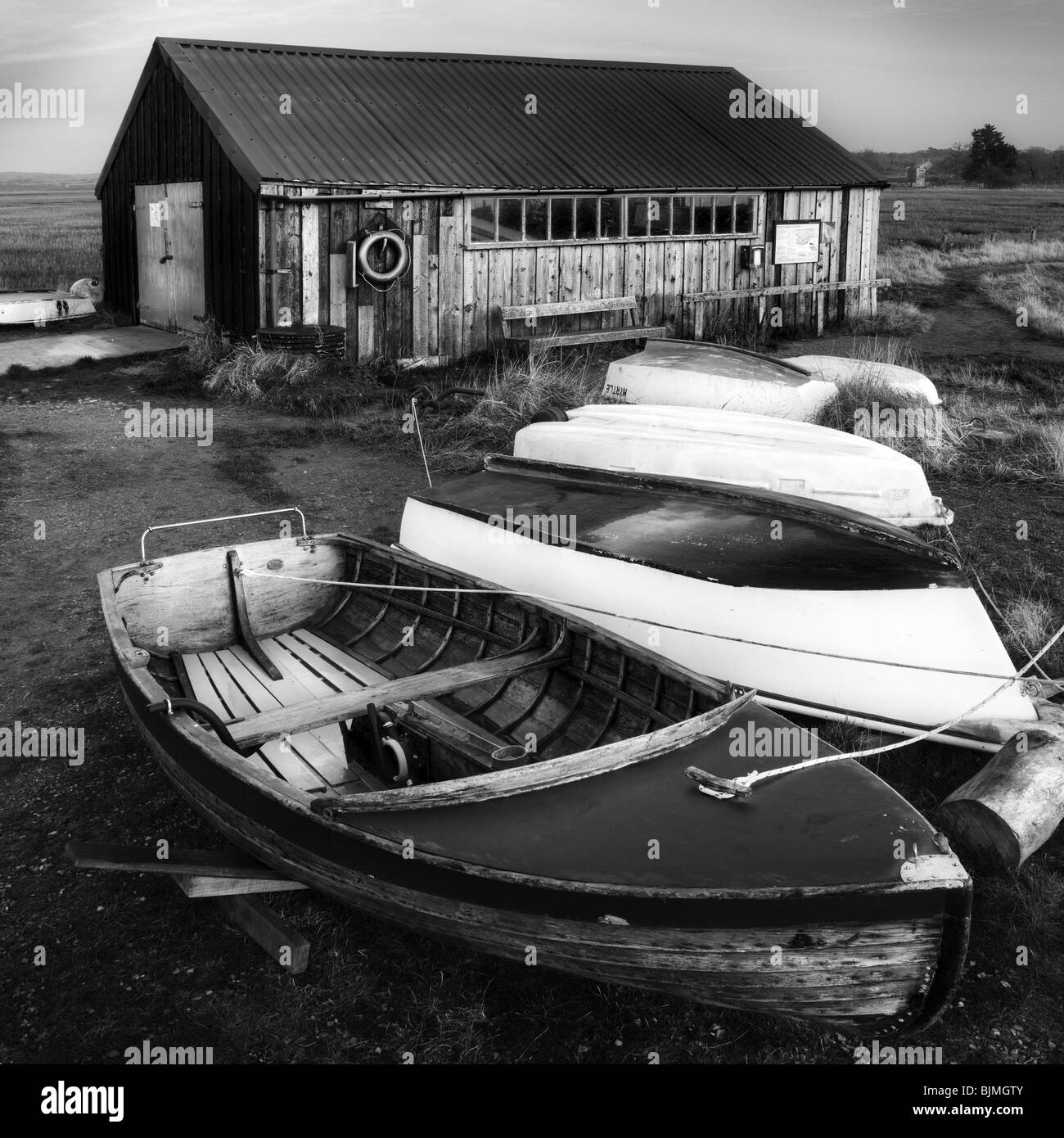 Un vieux bateau hangar et bateaux vides à Newtown. L'île de Wight, Angleterre, RU Banque D'Images