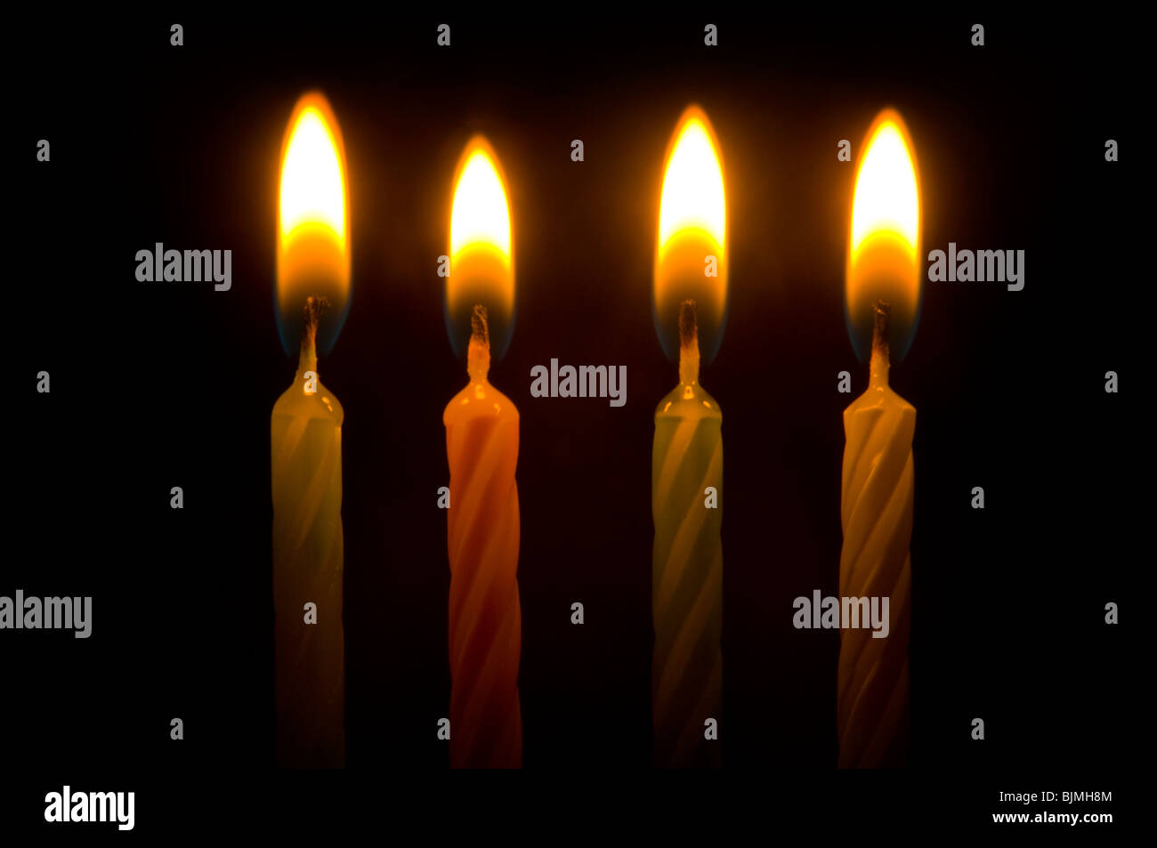 Bougies d'anniversaire avec la flamme allumée Photo Stock - Alamy