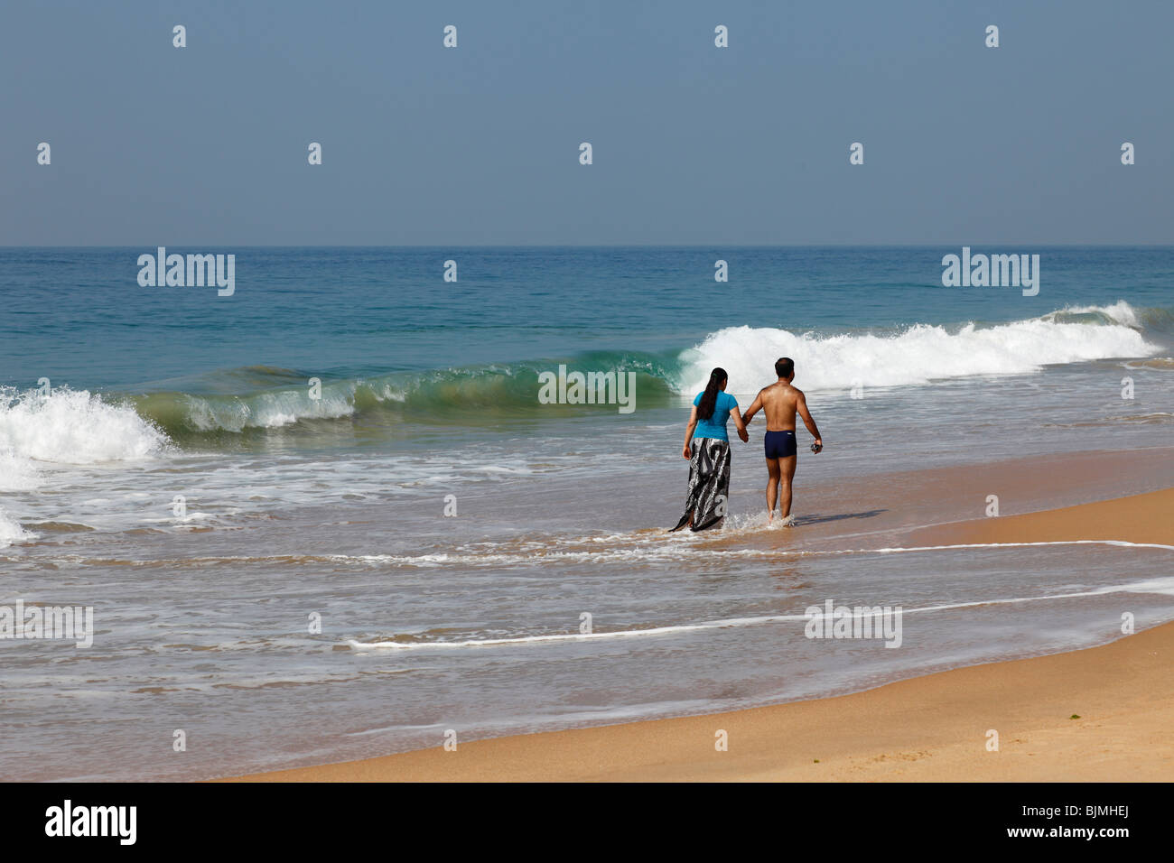 Couple indien sur une plage de sable, plage, Côte d'Malabarian Somatheeram, Malabar, l'état du Kerala, en Inde, en Asie Banque D'Images