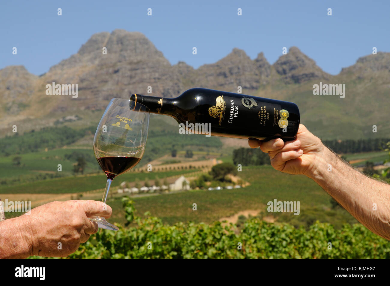 Verser un verre de Cabernet Sauvignon vin de la bouteille. Le vin produit par Ernie Els Vins vu ici dans la Helderberg ZA Banque D'Images