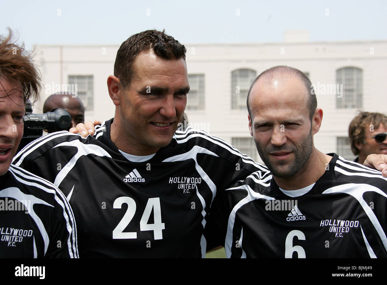 VINNIE JONES & Jason Statham SOCCER POUR LES SURVIVANTS DES MATCH DE FOOTBALL DE BIENFAISANCE HOLLYWOOD BEVERLY HILLS HIGH SCHOOL BEVERLY HI Banque D'Images