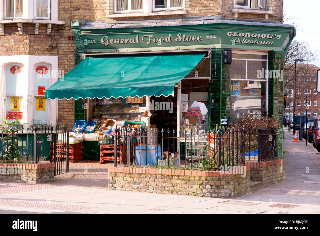 Londres traditionnel Corner Shop Banque D'Images