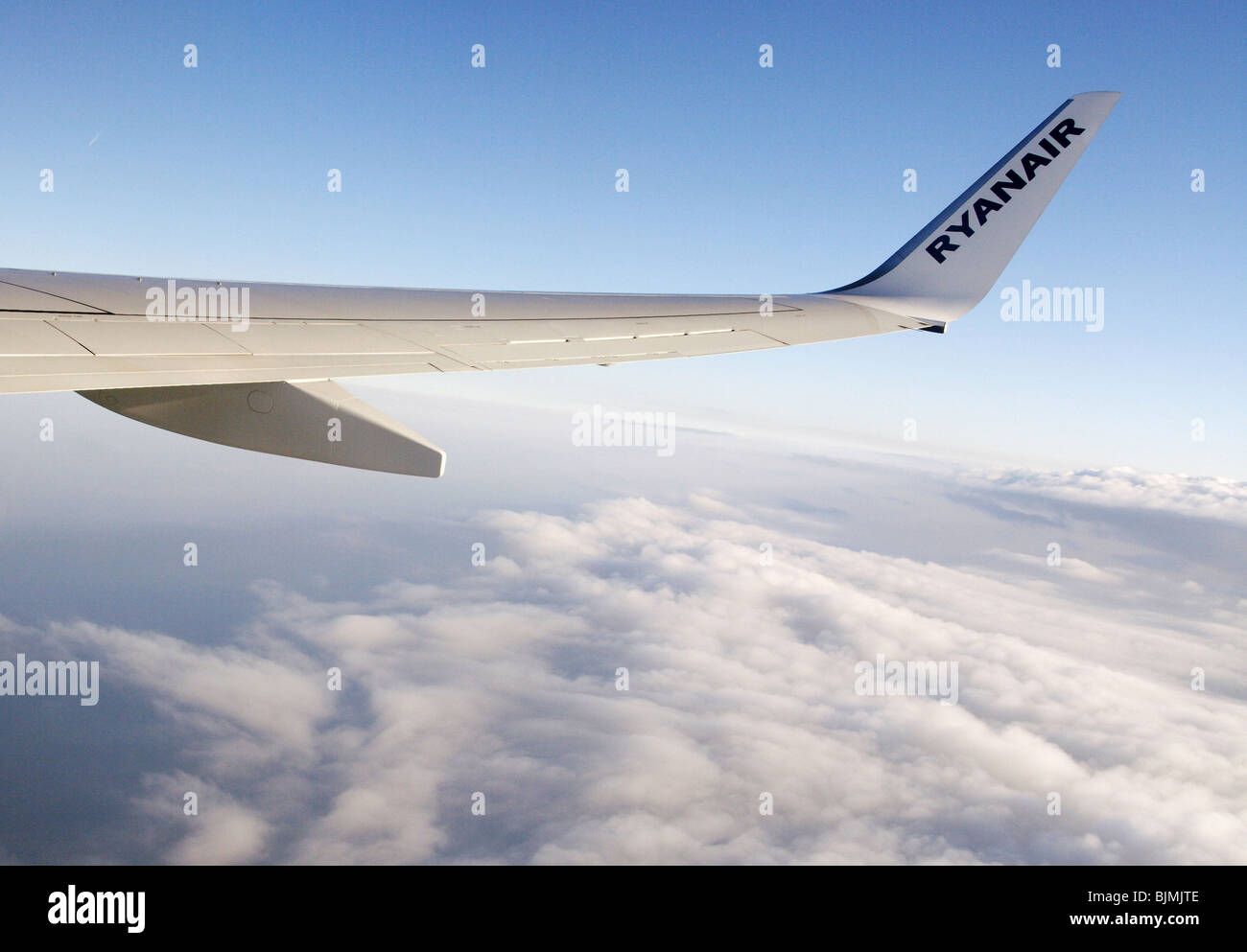 Une aile d'avion de Ryanair contre le ciel bleu Banque D'Images