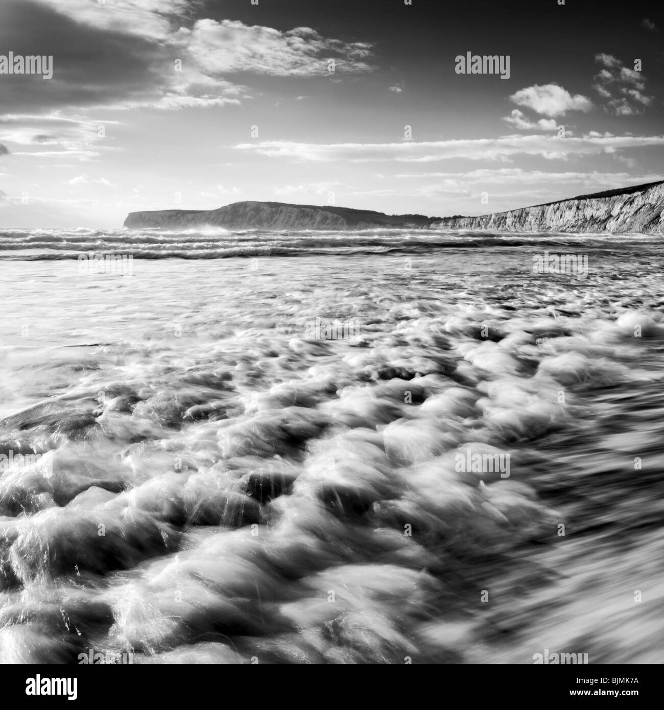 Vagues en mouvement à Compton Bay. L'île de Wight, Angleterre, RU Banque D'Images