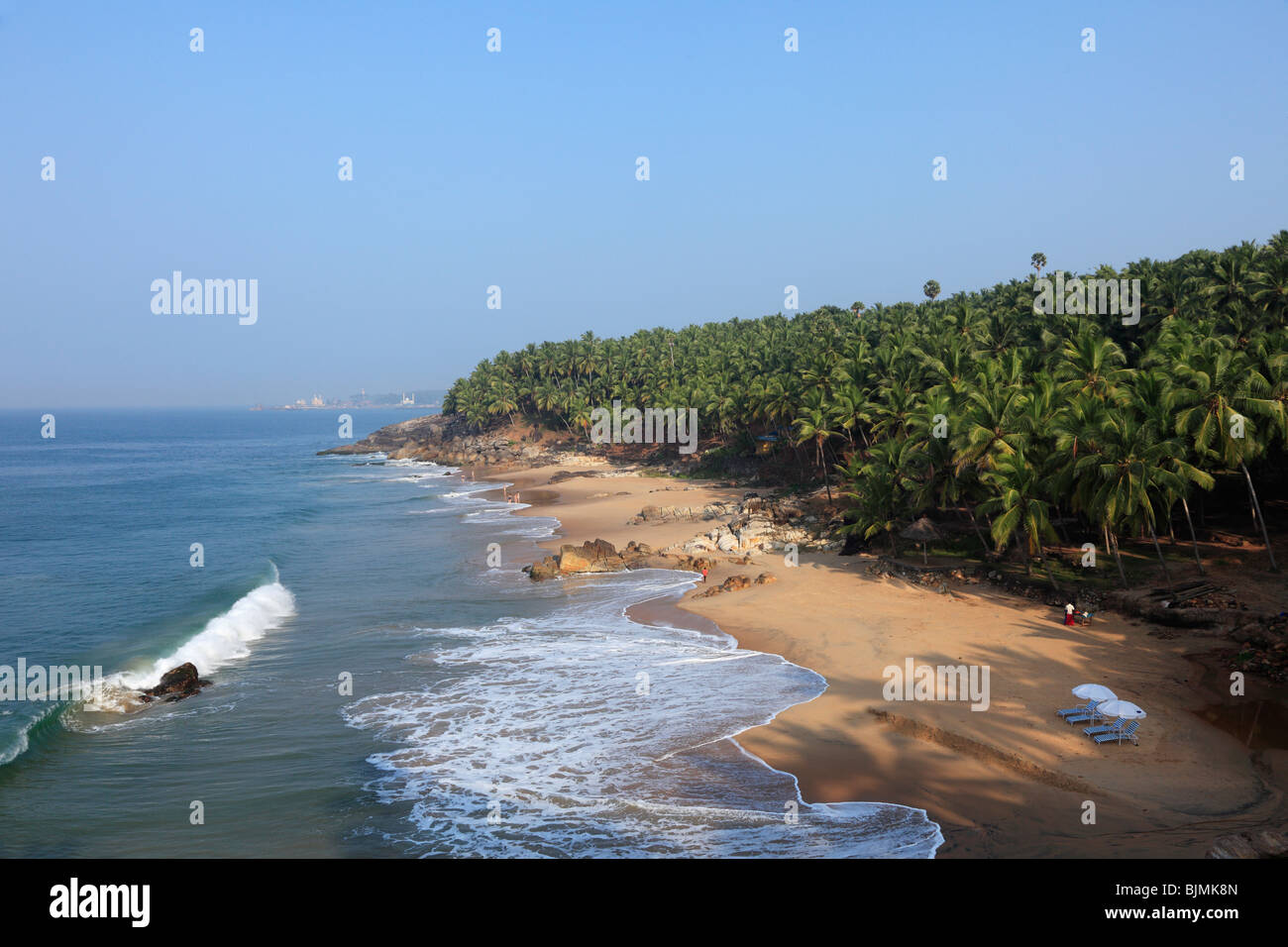 Plage de sable au sud de Vizhnijam Malabarian, Coast, Malabar, l'état du Kerala, en Inde, en Asie Banque D'Images