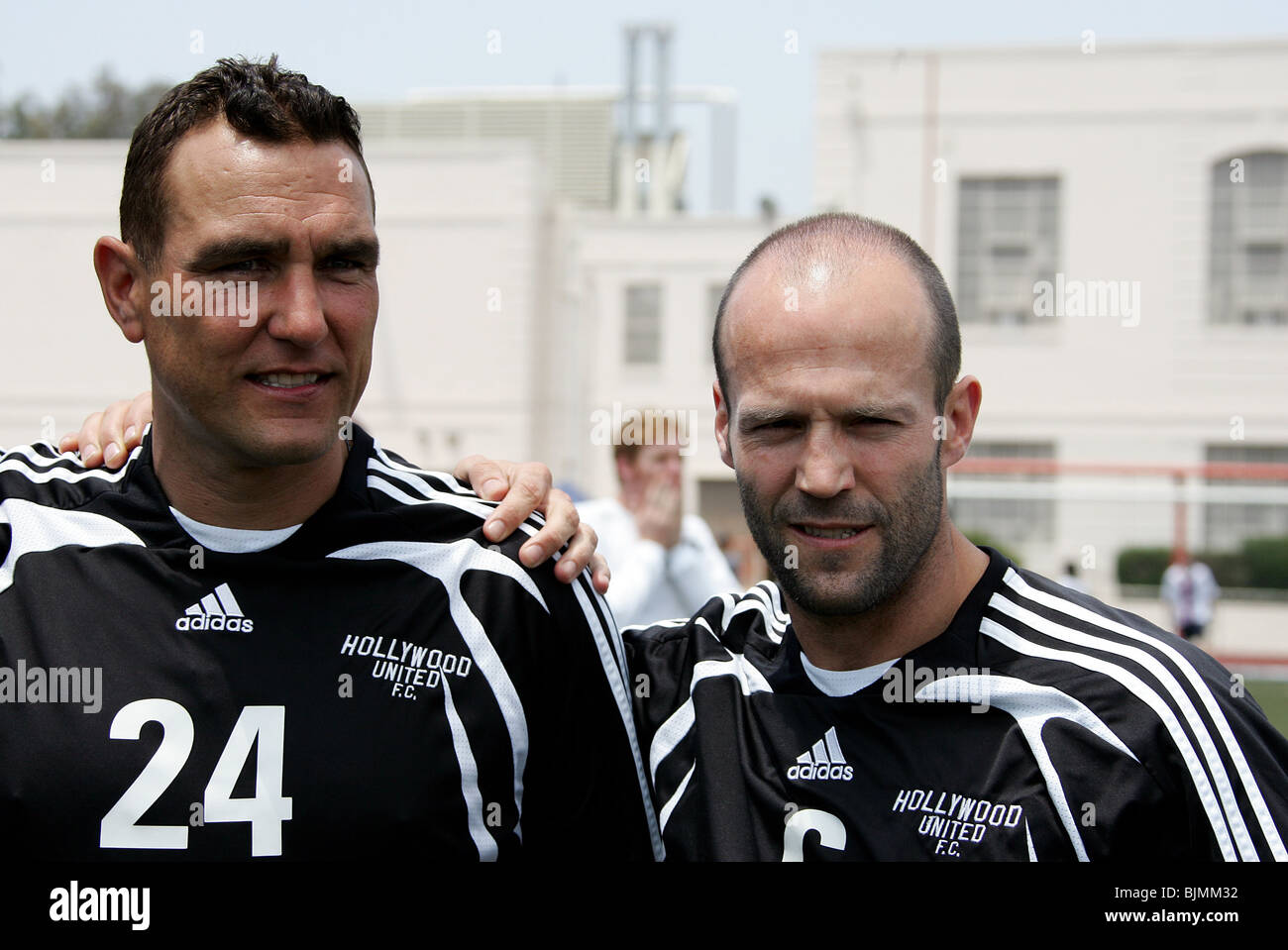 VINNIE JONES & Jason Statham SOCCER POUR LES SURVIVANTS DES MATCH DE FOOTBALL DE BIENFAISANCE HOLLYWOOD BEVERLY HILLS HIGH SCHOOL BEVERLY HI Banque D'Images