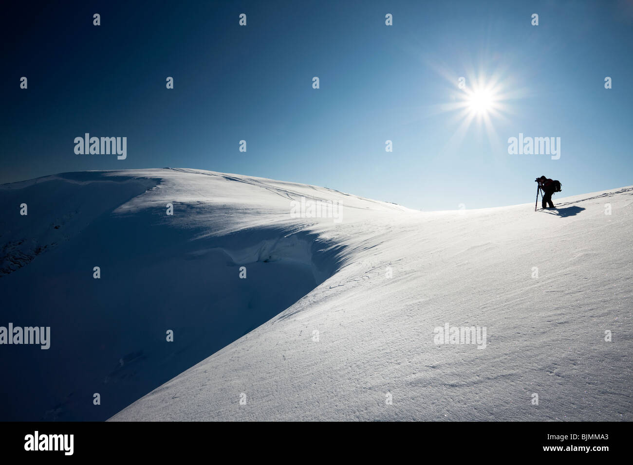 Photographe de prendre une photo d'une corniche de neige dans les Alpes, Toggeburg, Suisse, Europe, Churfirsten Banque D'Images