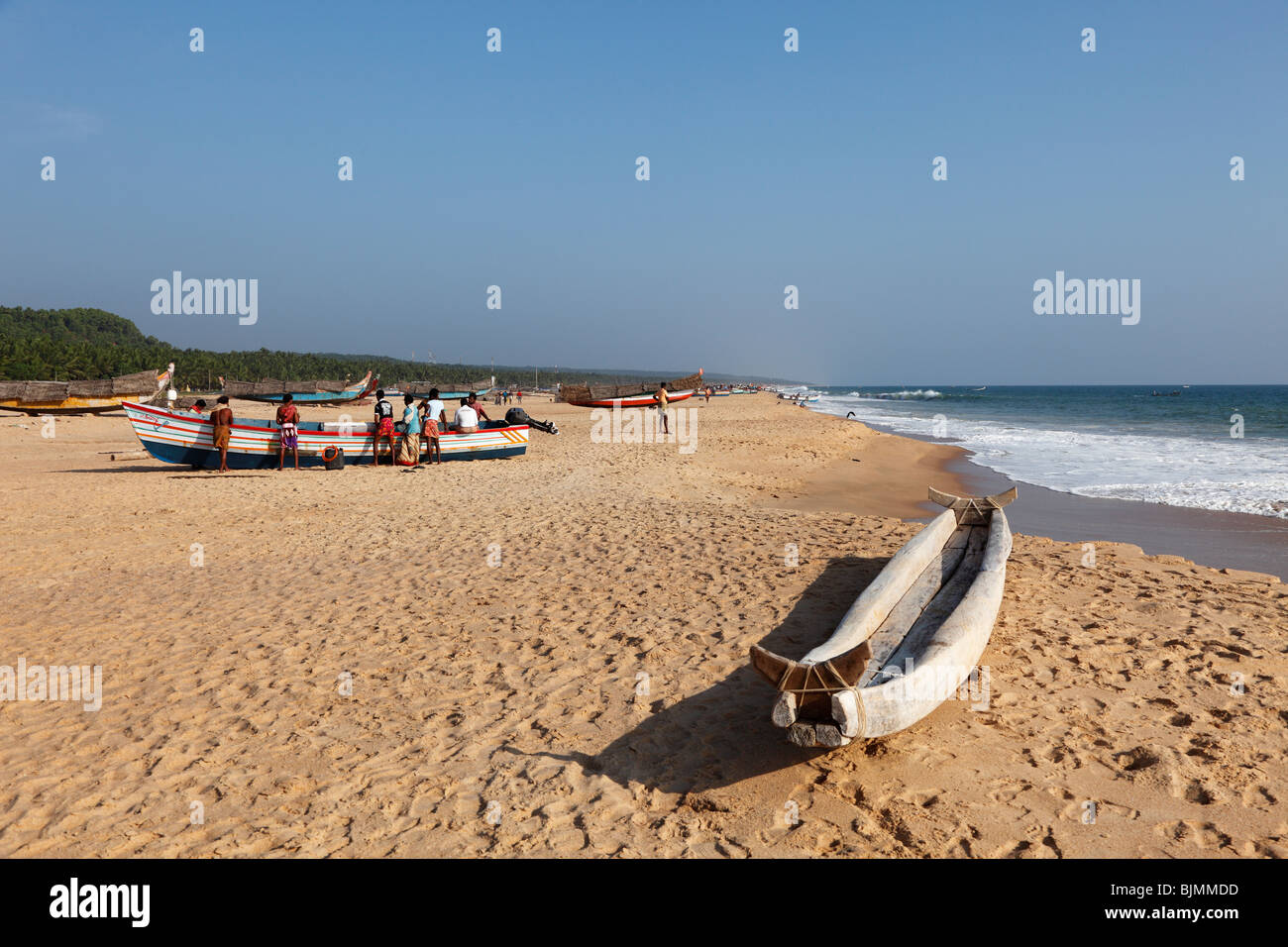 Plage de sable avec des bateaux de pêche, Plage, Côte d'Malabarian Somatheeram, Malabar, Kerala, Inde, Asie Banque D'Images