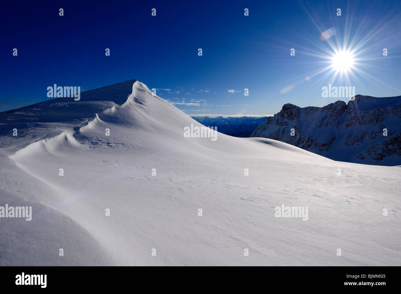 Corniche de neige avec ciel bleu et soleil en forme d'étoile, Coire, Grisons, Suisse, Europe Banque D'Images