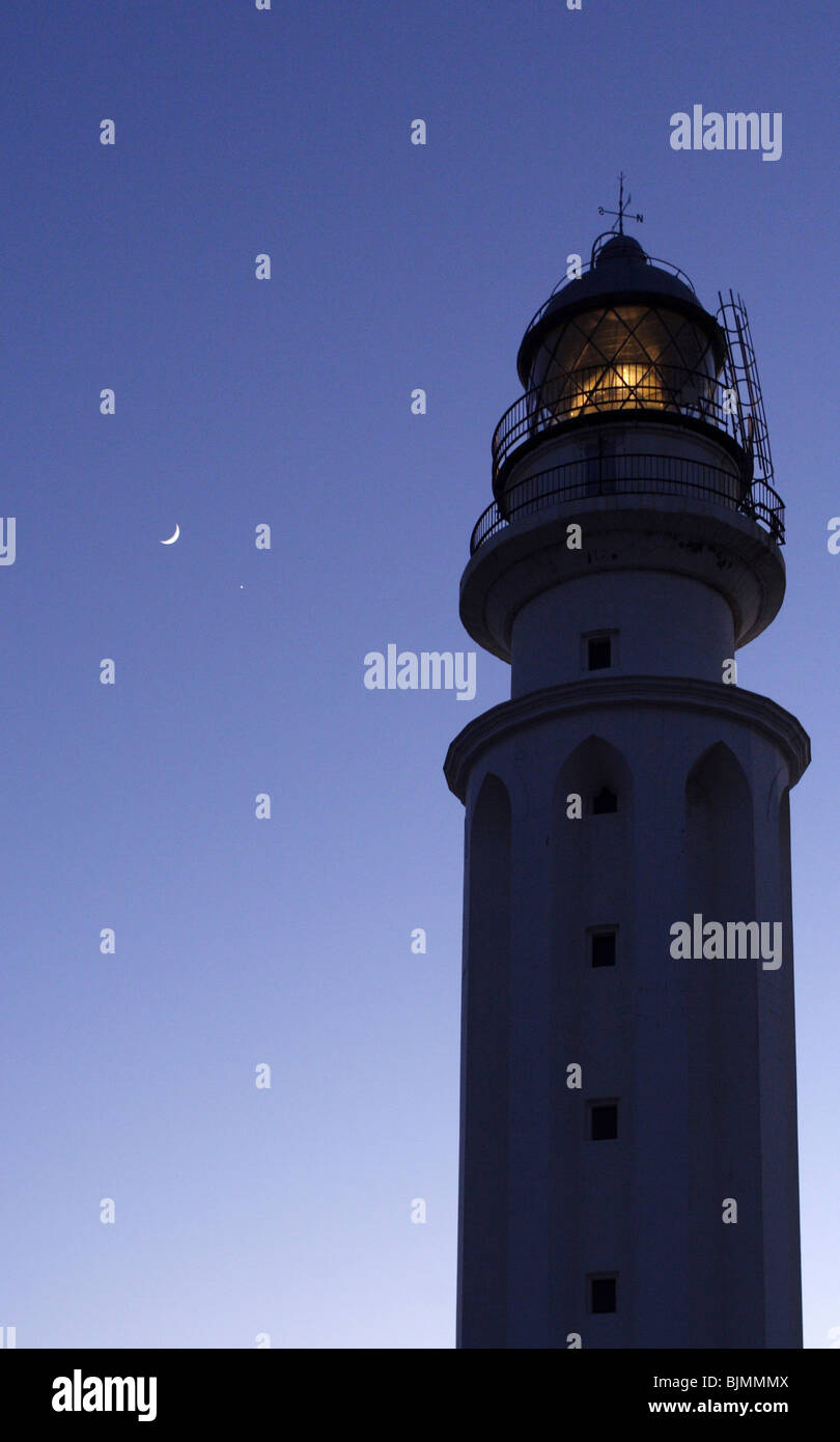 Silhouette D Un Phare Dans La Nuit Barbate Espagne Photo Stock Alamy