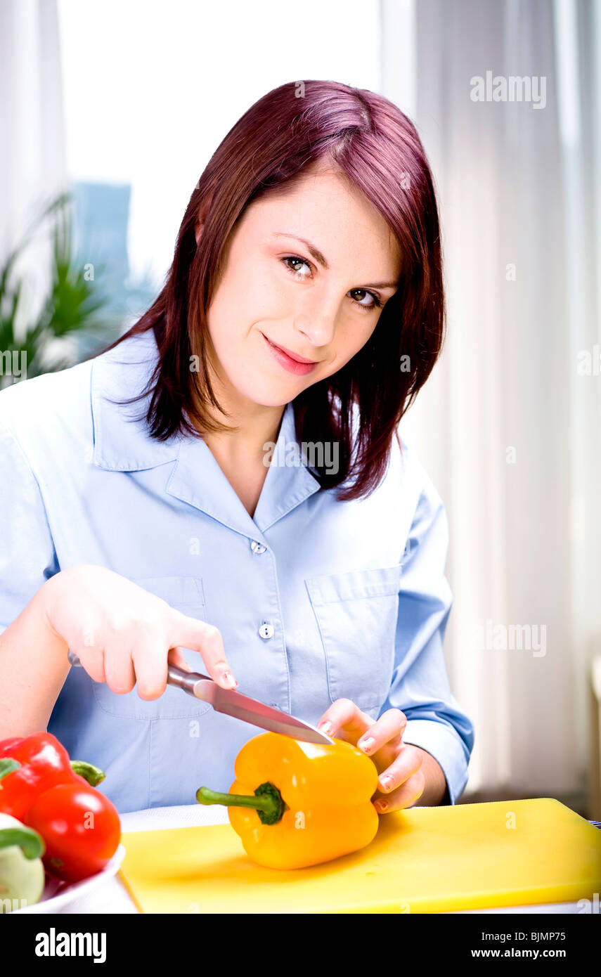 Jeune femme avec poivron jaune Banque D'Images