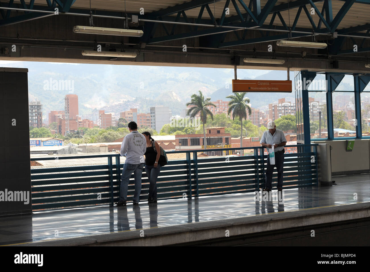 Les passagers sur la plate-forme en attendant le métro de Medellin. Banque D'Images