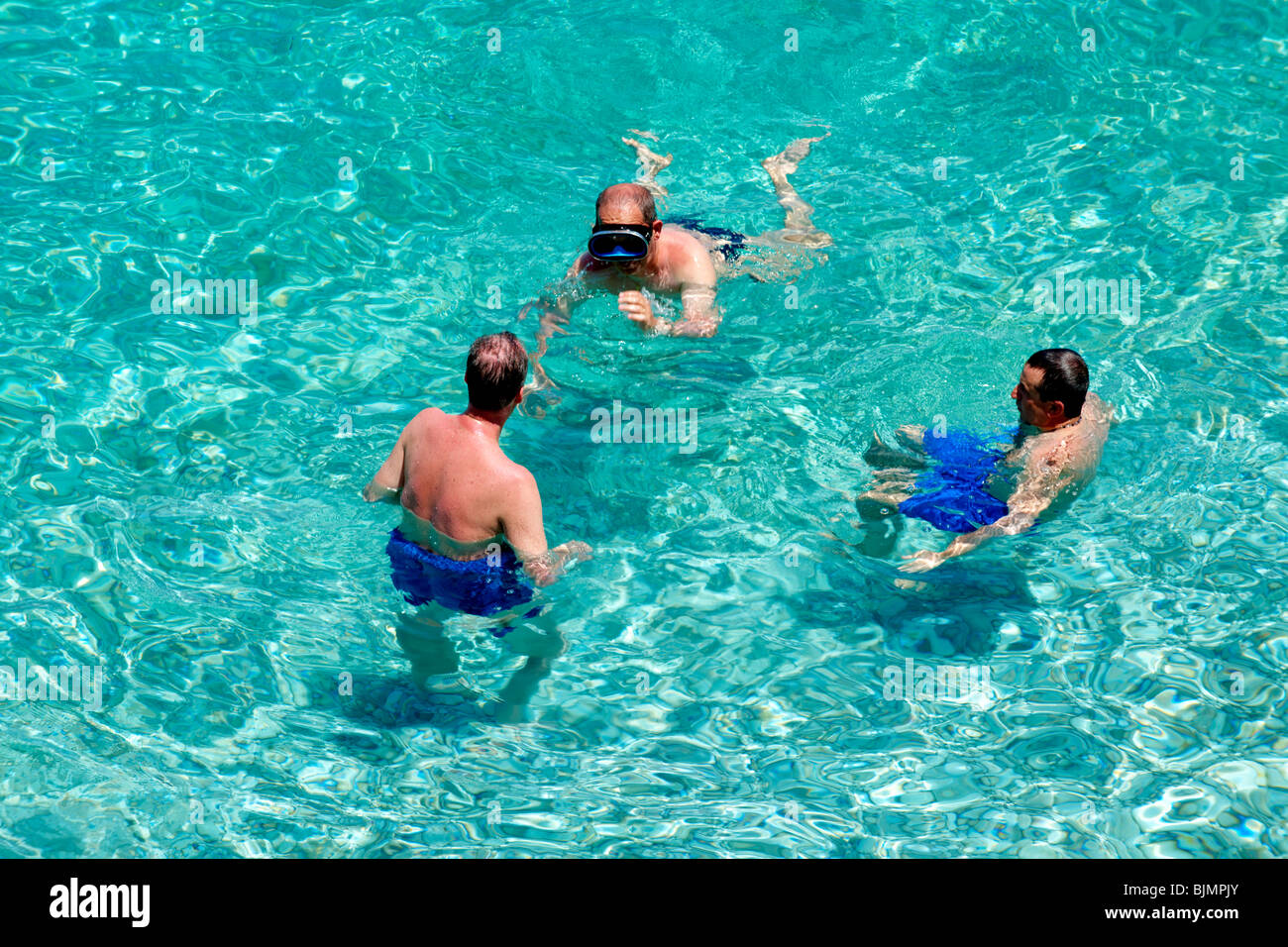 Cove beach nageurs eau claire Riserva Naturale dello Zingaro Zingaro Scopello scopello Sicile Banque D'Images