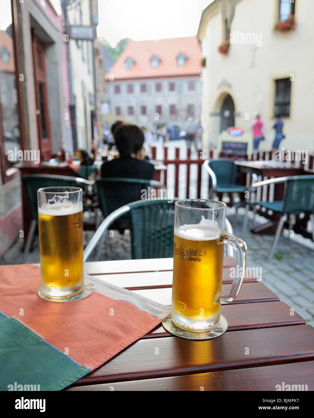 La bière Budweiser fraîche dans la vieille ville historique, Cesky Krumlov, République Tchèque, Europe Banque D'Images