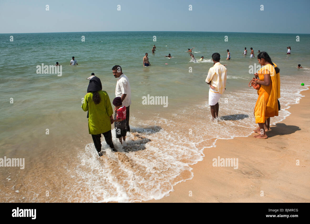 L'Inde, le Kerala, l'île de Vypeen, Cherai Beach en tenue visiteurs indiens baignade en mer Banque D'Images