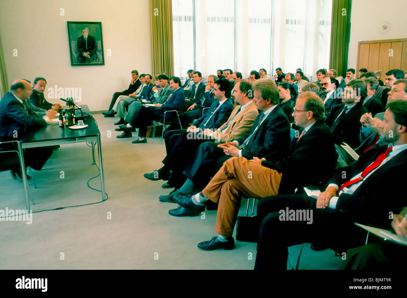 Berlin, Allemagne - allemand Réunion d'affaires, présentation avant de la foule, de l'auditoire (ex-est) et les hommes de l'Allemagne de l'Ouest. Années 1980 Banque D'Images