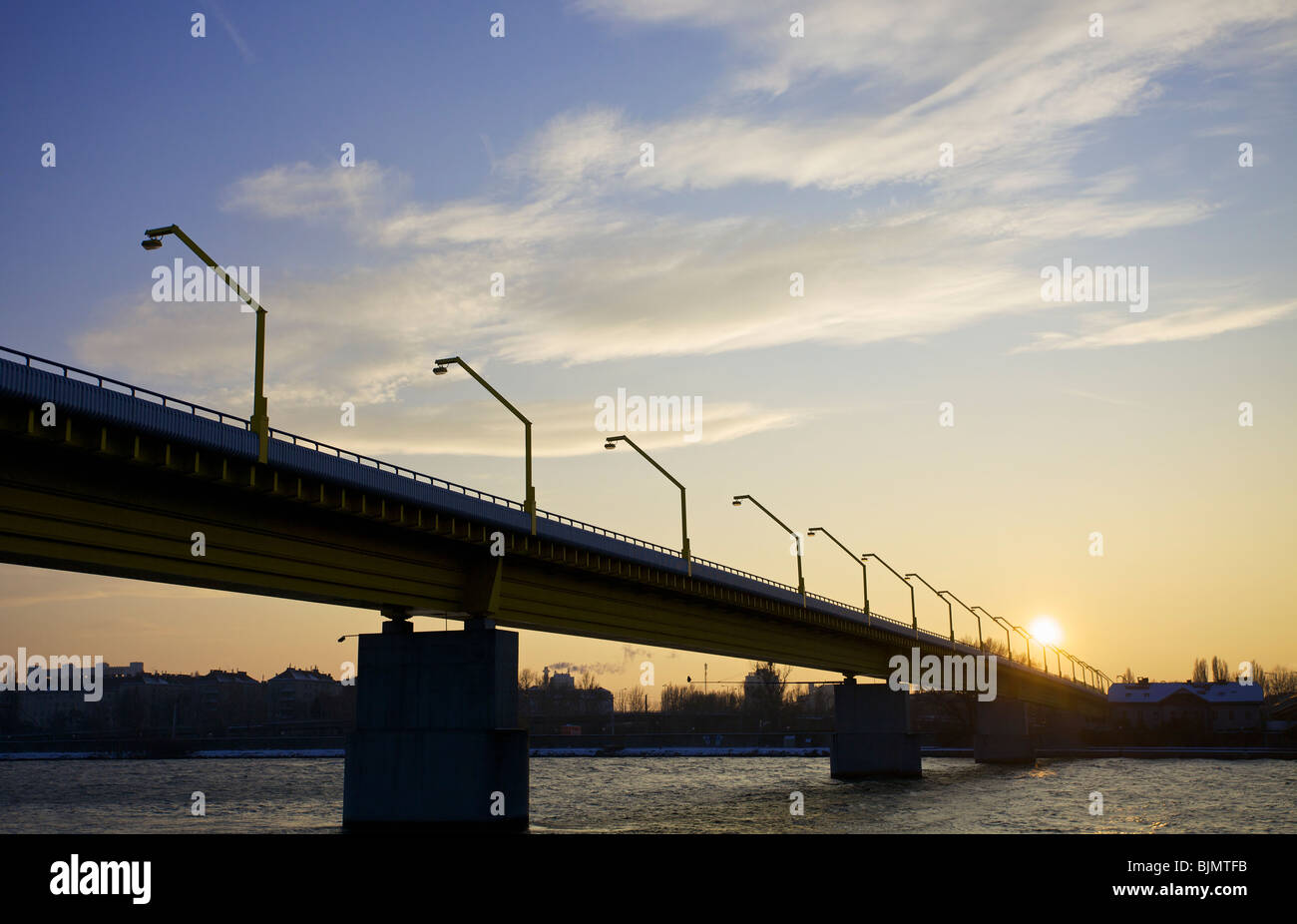 Traversée de pont du Danube, coucher du soleil Banque D'Images