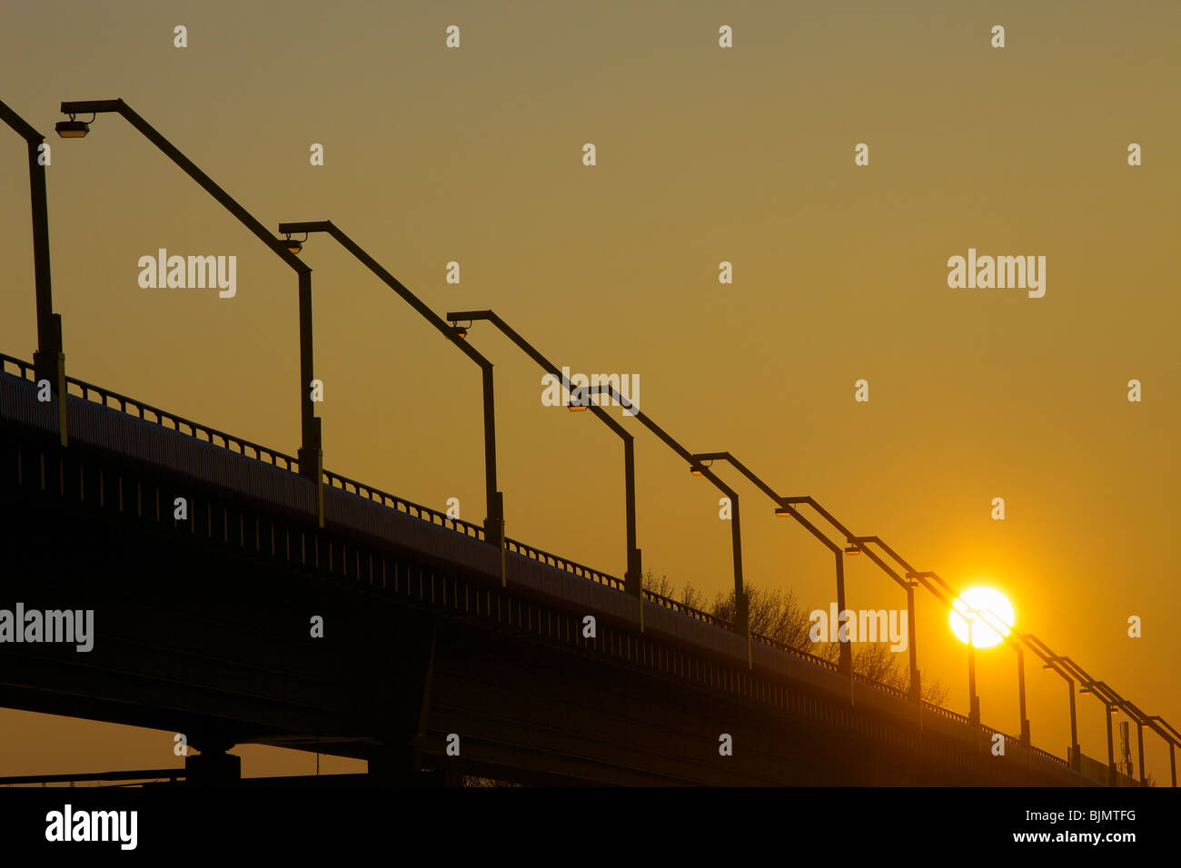 Le coucher du soleil, pont avec poteaux d'éclairage Banque D'Images