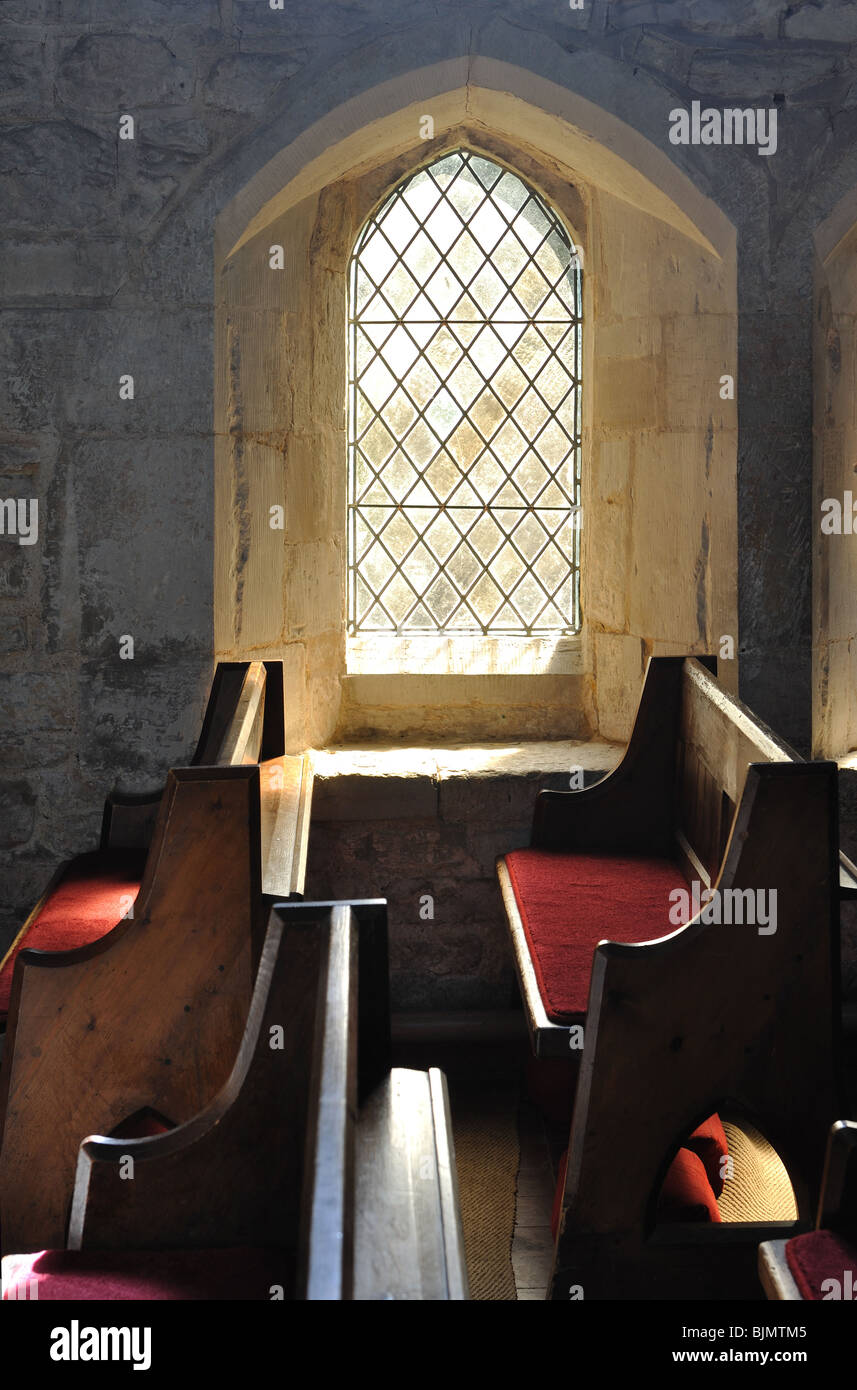 Fenêtre et de bancs dans l'église de la Vierge Marie, Lapworth, Warwickshire, England, UK Banque D'Images