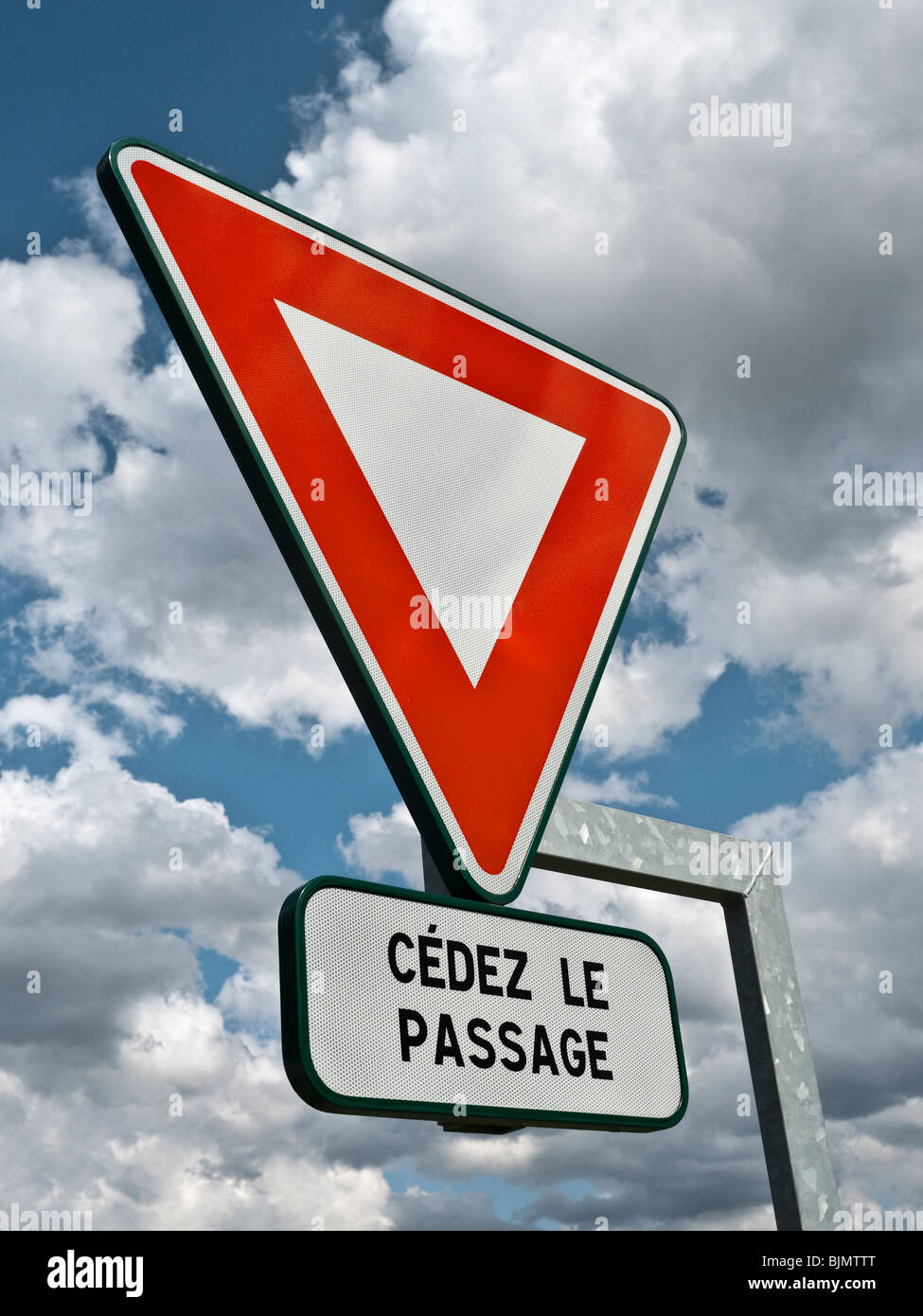 Le trafic routier français moderne signe indiquant Cedez le passage / céder la place - France. Banque D'Images