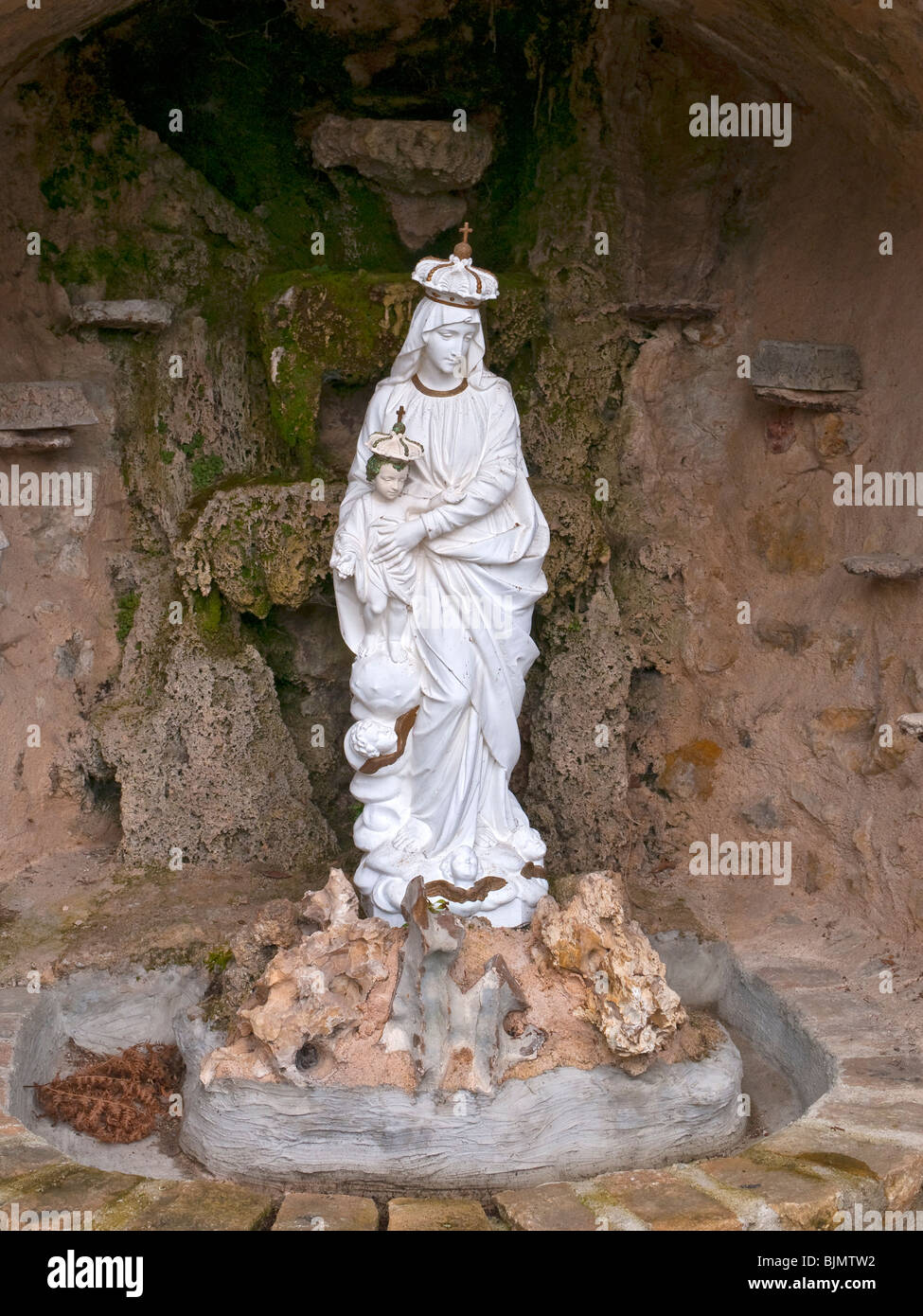 Statue de la Vierge Marie à l'eau - source village France. Banque D'Images