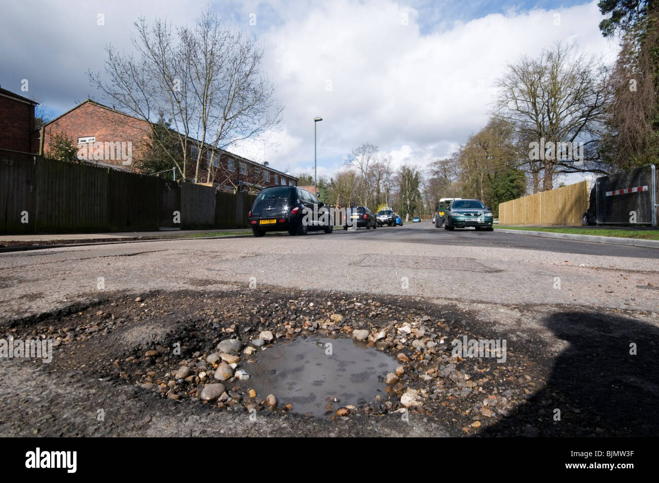 Route en mauvais état dans le sud de Londres, Angleterre Banque D'Images