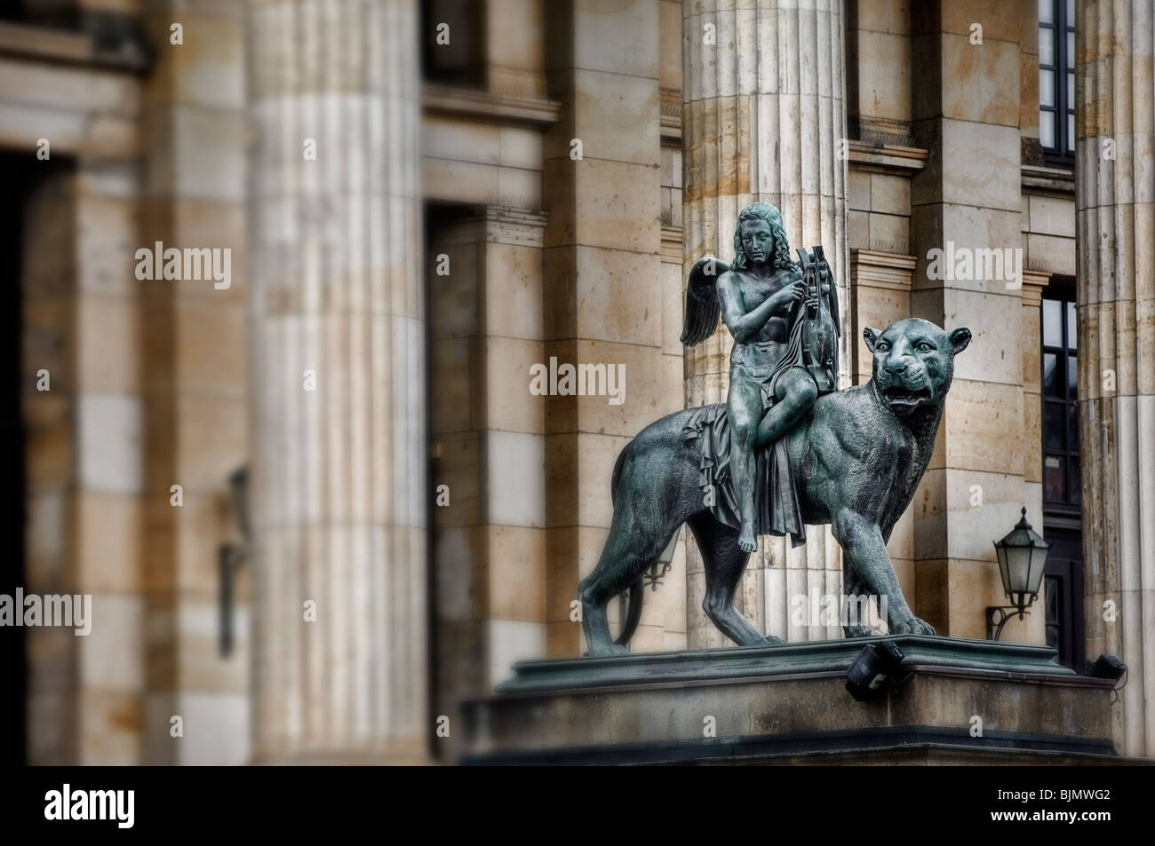 Statue à l'extérieur de la salle de Concert Unter den Linden Berlin Allemagne Europe Banque D'Images