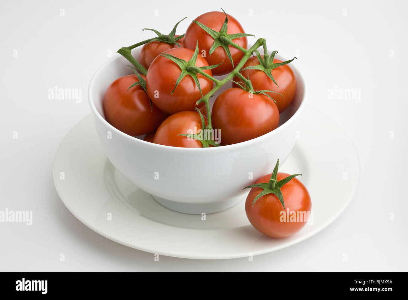 Vine tomatoes in white bowl Banque D'Images
