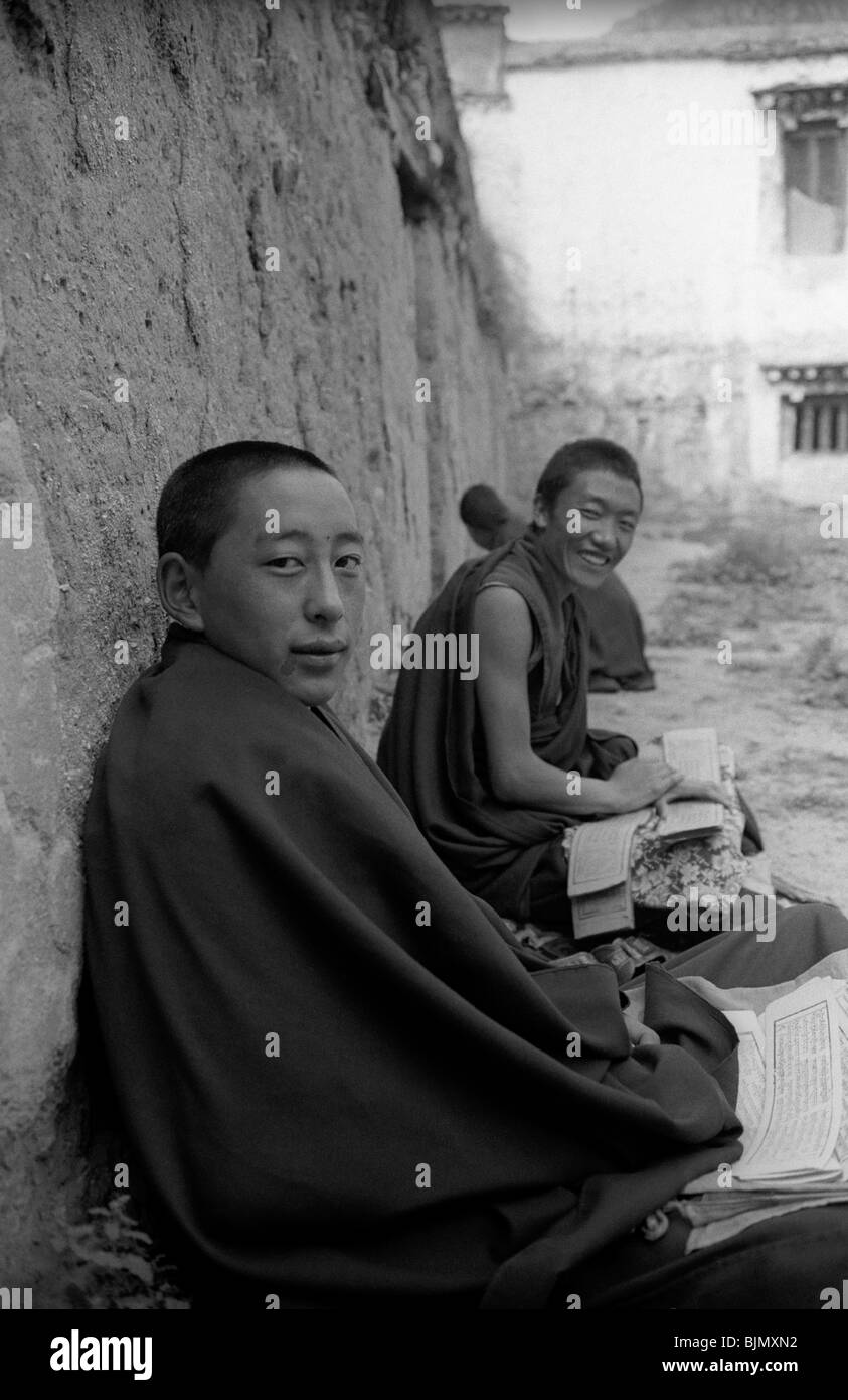 Moines tibétains matin récitant au monastère de Drepung à Lhassa, au Tibet. 1995 Banque D'Images