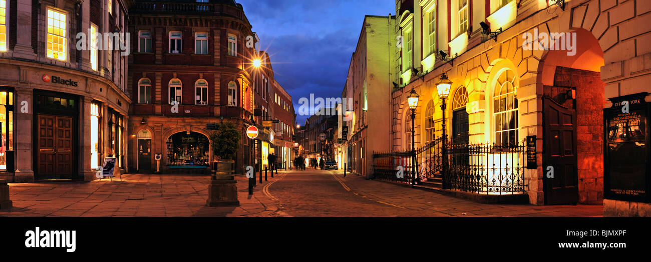 YORK, Royaume-Uni - 13 MARS 2010 : vue panoramique de la place St Helen et de la rue Coney la nuit Banque D'Images