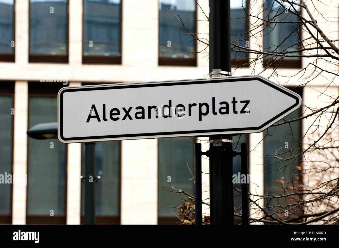 Plaque de rue direction Berlin Alexanderplatz Allemagne Banque D'Images