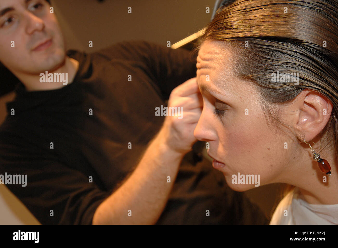 Hair designer avec modèle Banque D'Images