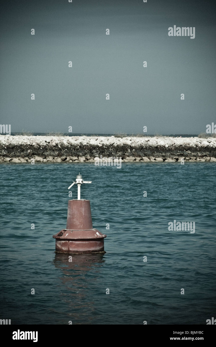 Bouée flottant au large de la côte du Qatar Banque D'Images