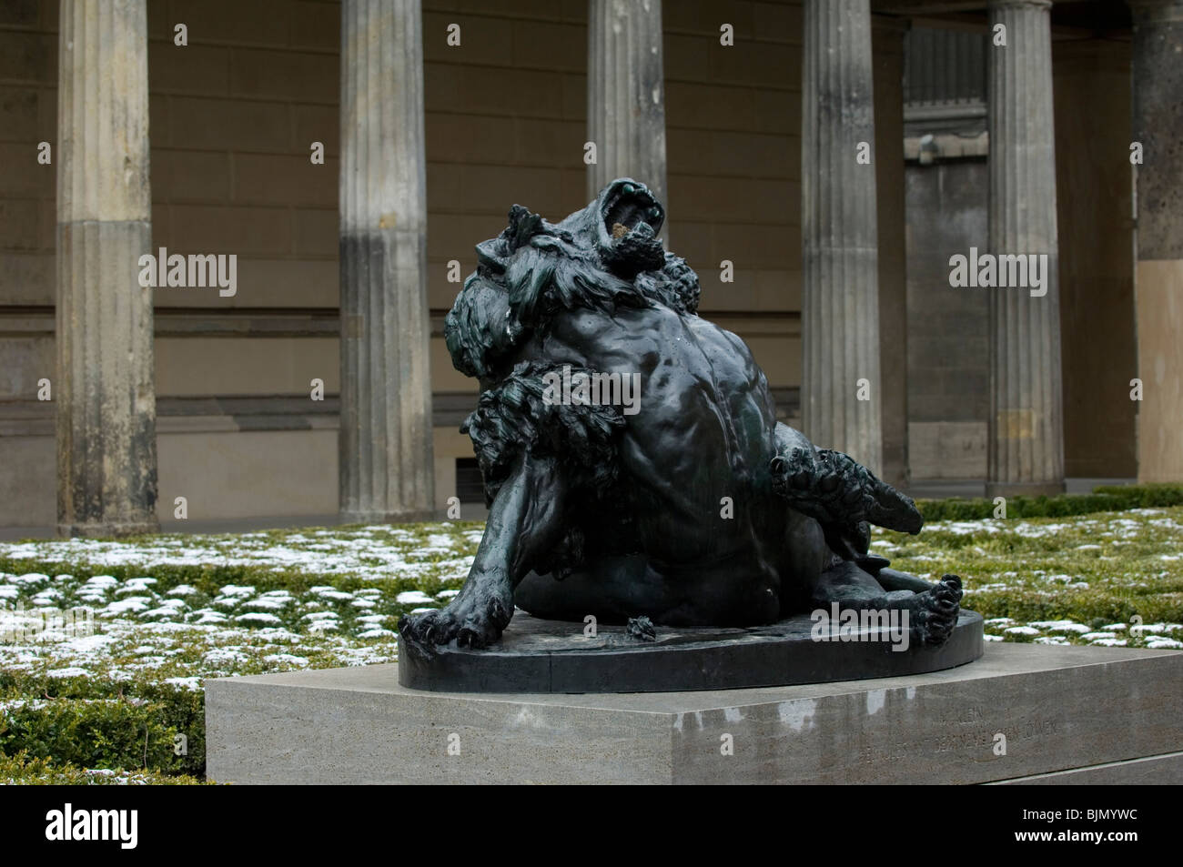 Allemand Berlin statue d'un homme se battre avec une bête à l'extérieur le Neues Museum. Banque D'Images