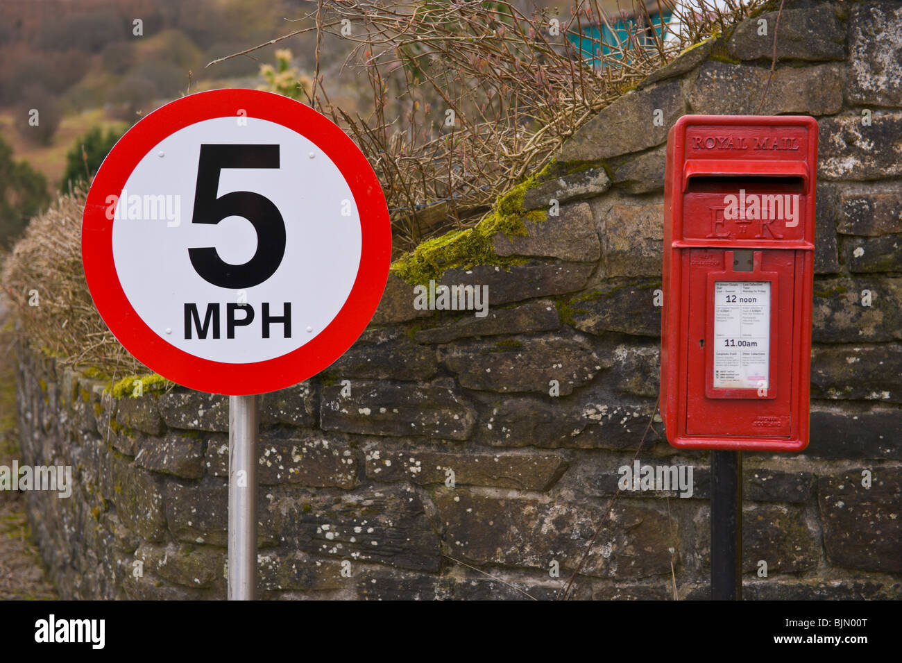 Boite aux lettres rouge et 5 km/h panneau d'avertissement à Elizabeth Talywain rangée près de Torfaen South Wales UK Banque D'Images